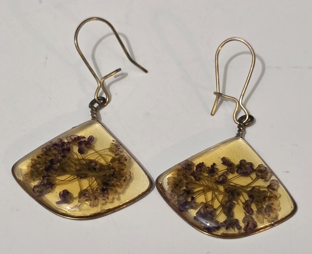 Vintage Dried Flowers Gold Wire Earrings 1 1/4"